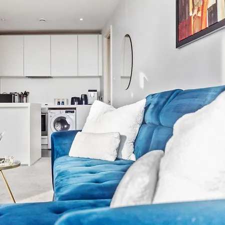 Centre, Views, Parking, Sleeps 4, Long Offers Apartment *