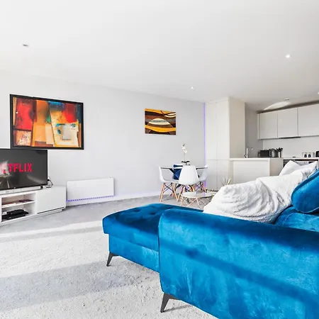 Centre, Views, Parking, Sleeps 4, Long Offers Apartment