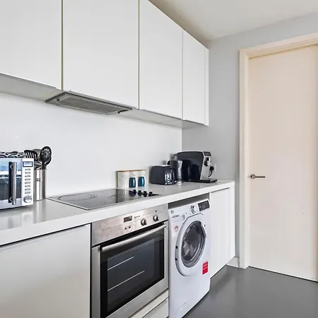 Centre, Views, Parking, Sleeps 4, Long Offers *