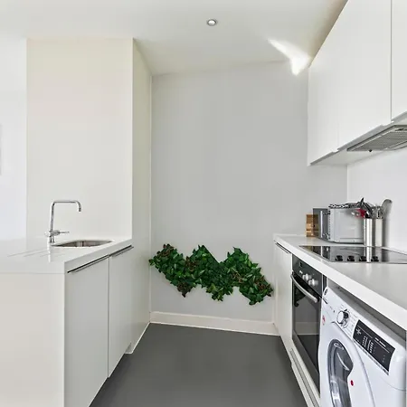 Centre, Views, Parking, Sleeps 4, Long Offers Apartment *