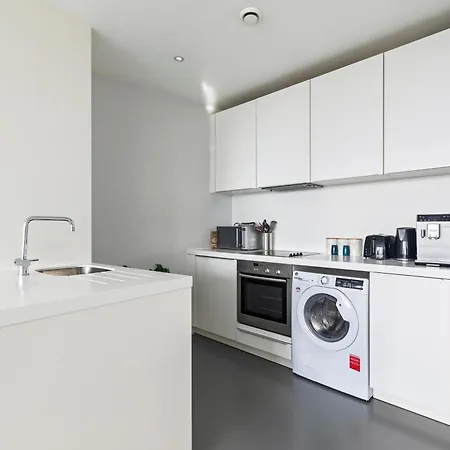 Apartment Centre, Views, Parking, Sleeps 4, Long Offers Birmingham