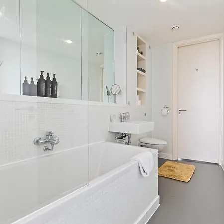 Centre, Views, Parking, Sleeps 4, Long Offers Apartment